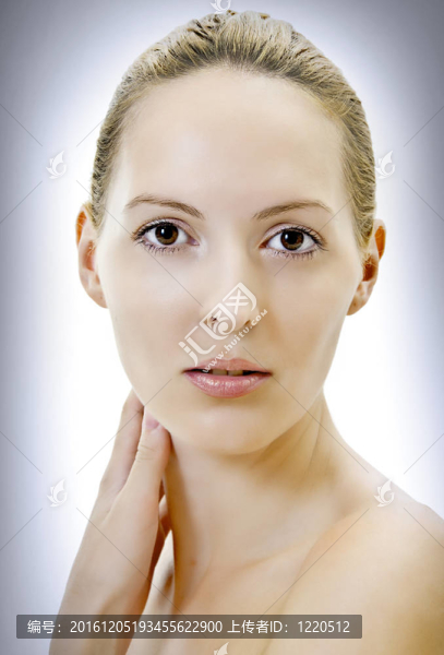 Beauy與完美的皮膚的臉的女人