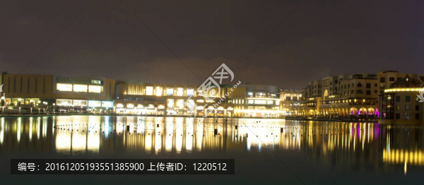 城市景觀在夜間。迪拜
