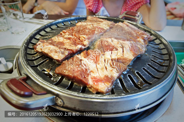 原料肉在烤架上