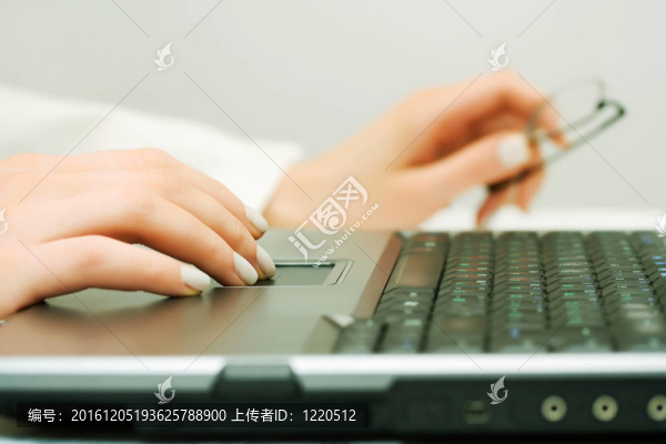 工作在筆記本電腦上的女性手