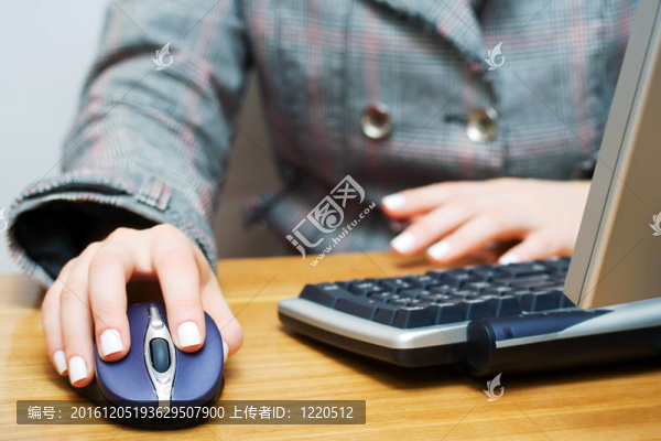 女性的手在電腦上工作