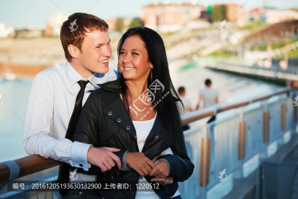 幸福的年輕夫婦