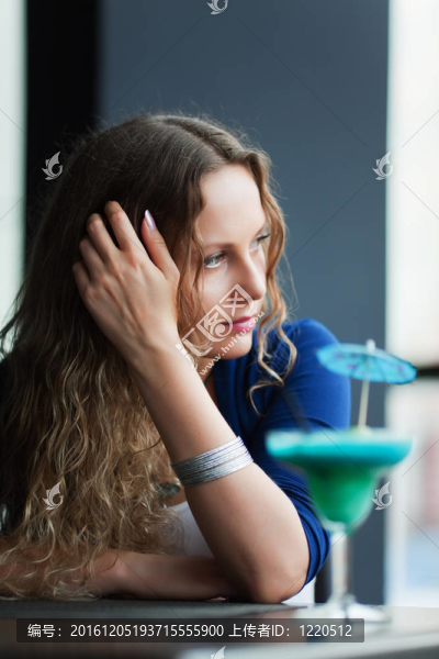 雞尾酒的年輕女子