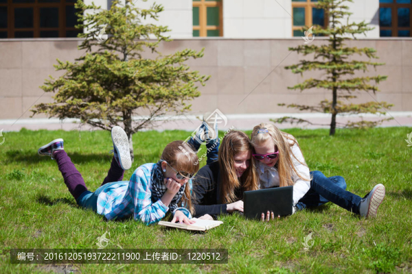 十幾歲的女孩躺在草地上