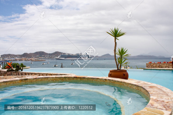 大型游艇停泊在熱帶泳池之外