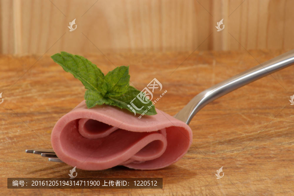 叉子上的一片鮮切香腸