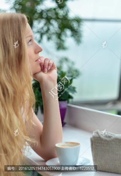 美麗的女孩在咖啡館