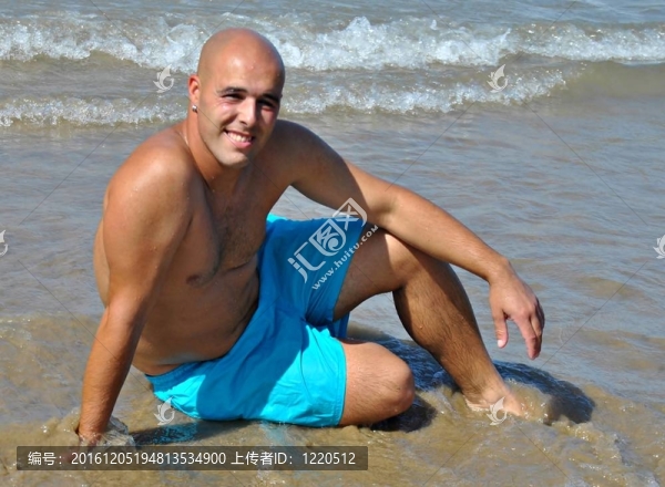 站在海灘上的男人