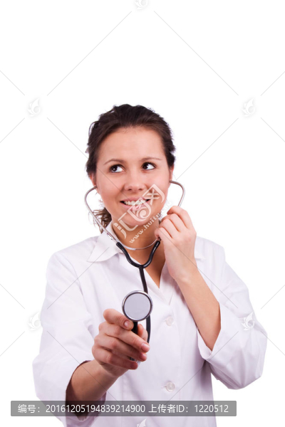 女醫(yī)生拿著聽診器