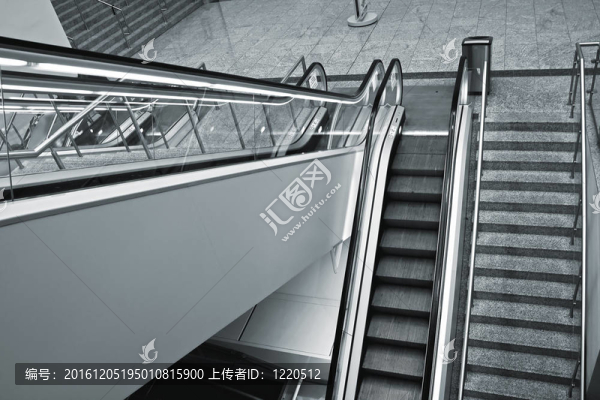 自動扶梯梯級
