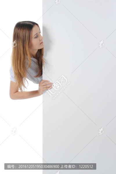 抱著空床單的年輕女子