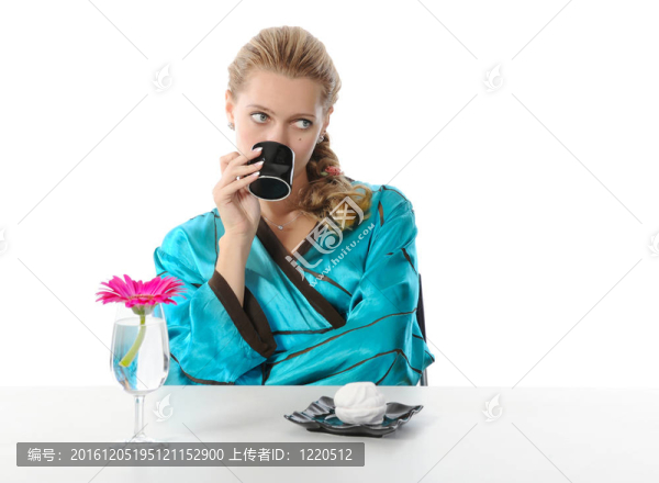 漂亮女孩喝早晨咖啡