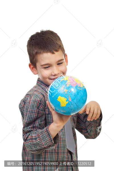 學齡前男孩玩地球儀