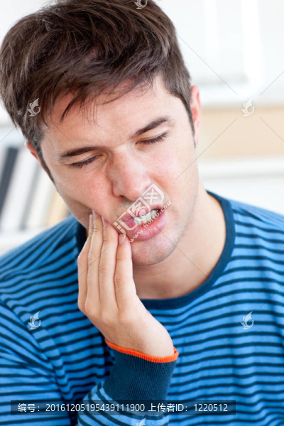 一個坐在客廳里的牙痛的男人的畫像