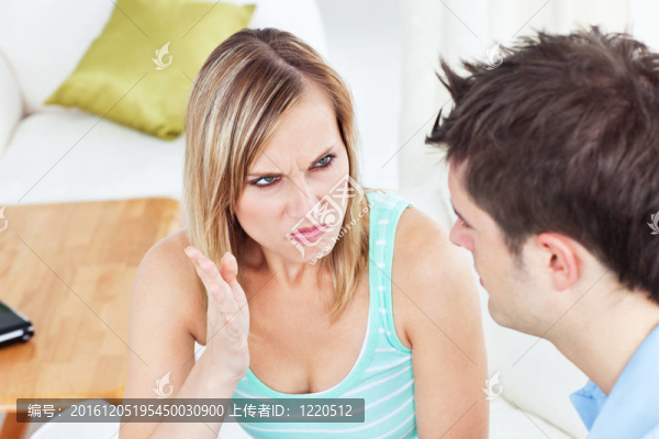 年輕夫婦在客廳爭論