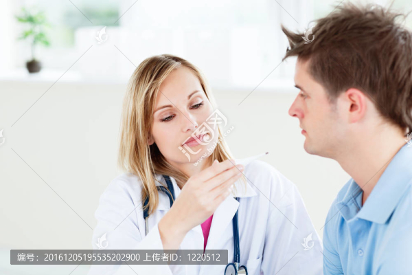 女醫(yī)生看病人體溫