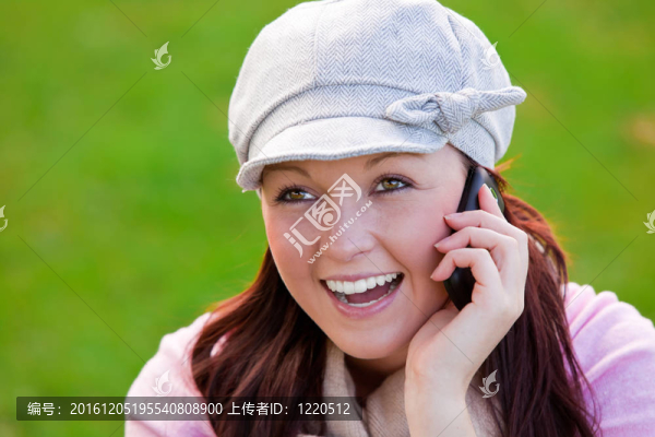 公園里的女人在電話里說(shuō)話