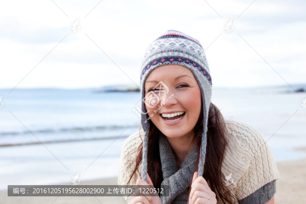 海灘上的興奮女人
