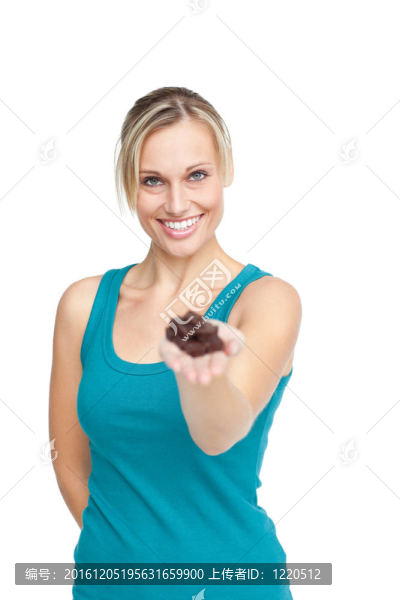 微笑的女人提供巧克力