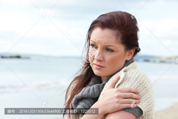 悲傷的女人溫暖自己