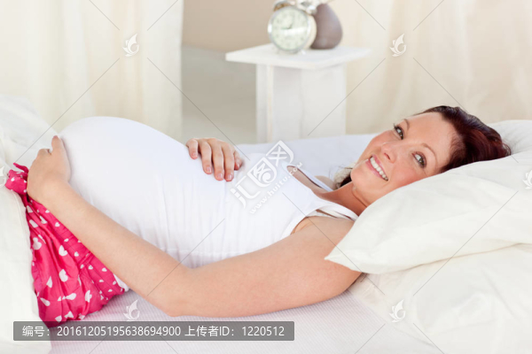 微笑的孕婦