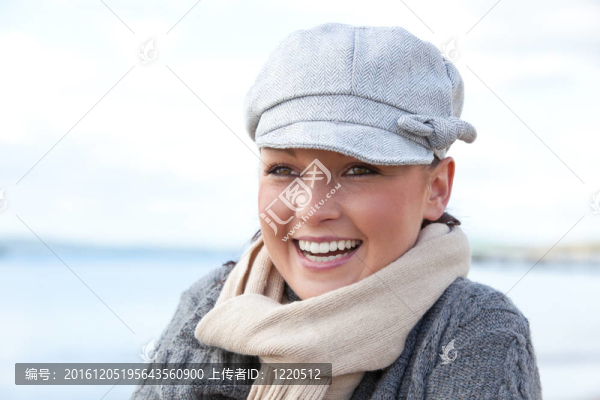 秋天海灘上的快樂女人