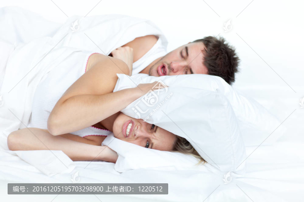 心煩意亂的女人在床上與男友打鼾