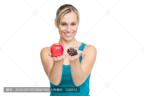 白人婦女拿著蘋(píng)果和巧克力
