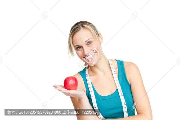快樂的女人帶著蘋果和卷尺