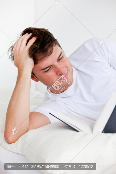 有興趣的年輕人在讀一本書