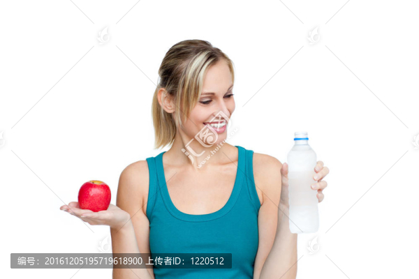 微笑美女抱水蘋果