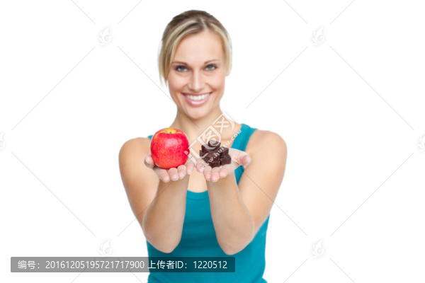 漂亮女人展示蘋果和巧克力