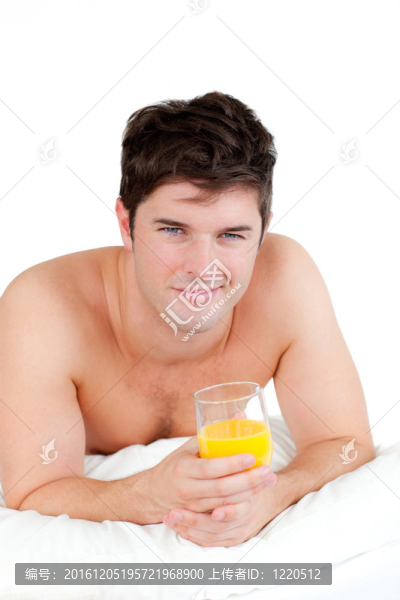 光著上身的男子躺在床上一杯橙汁