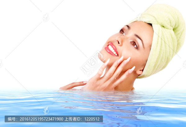 女人在水