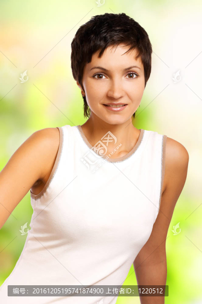 微笑健身女人。綠色背景隔離