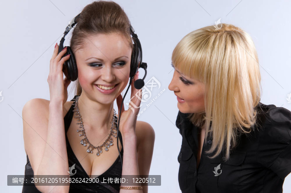 兩個女人在聽音樂