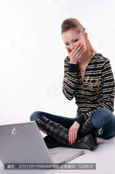 帶筆記本電腦的女人