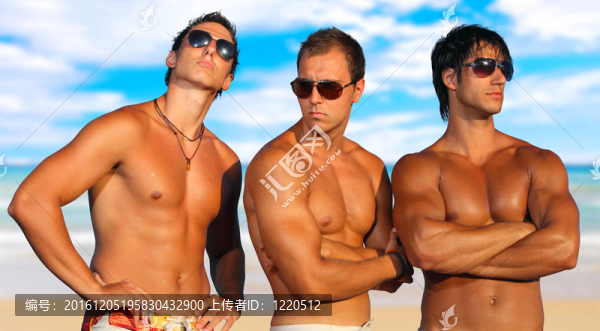 在海灘上放松的男人