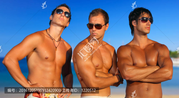 在海灘上放松的男人