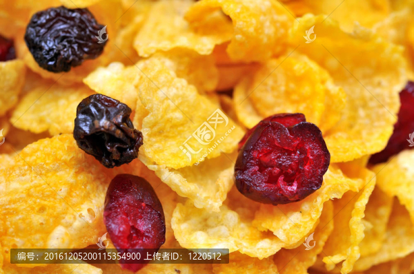 葡萄干和漿果的健康麥片