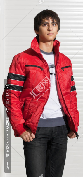 年輕人展示服裝