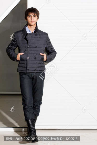 年輕人展示服裝