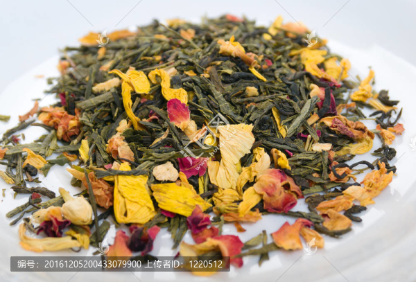 干燥的綠茶與花瓣的顏色和ginsengin工作室
