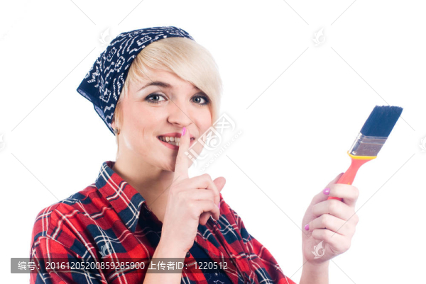 用畫筆的年輕女子