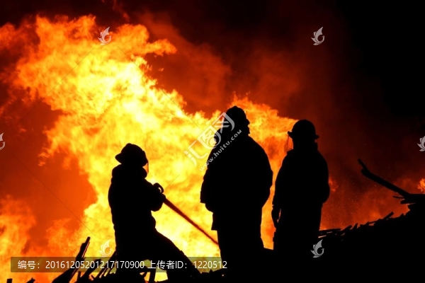三消防戰(zhàn)士和火焰