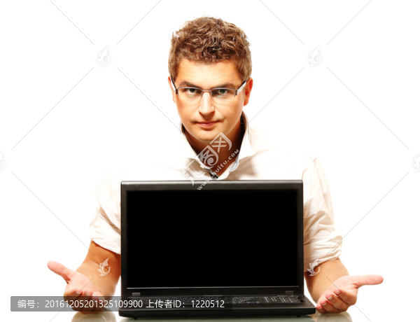 年輕工人展示筆記本電腦