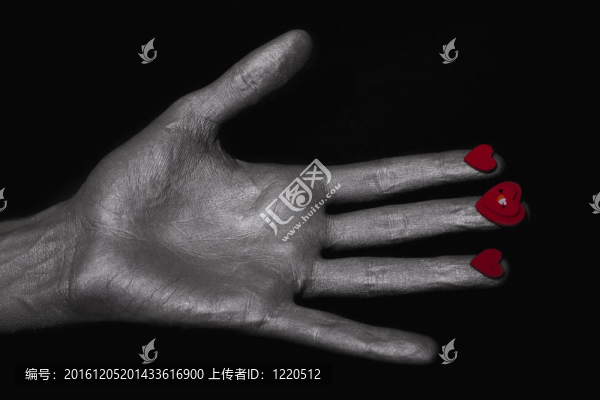 銀人的手上有一個(gè)心臟符號(hào)在他的手指上