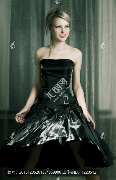 穿黑衣服的金發(fā)女郎