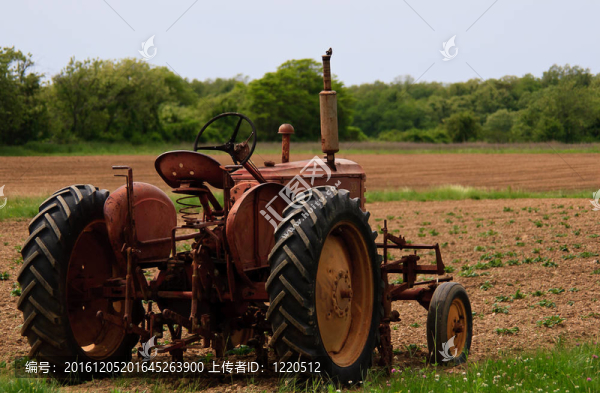 田間舊拖拉機
