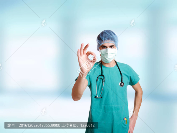 在海灘上放松的男人